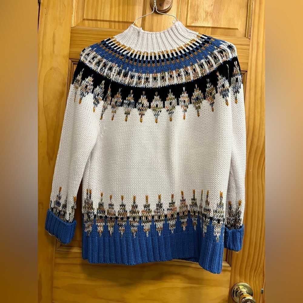 Gorgeous Coco Bleu print sweater with gold sparkle threading size M (NWOT)
